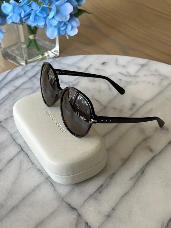 Authentic Marc Jacob’s Sunglasses - Picture 3 of 6